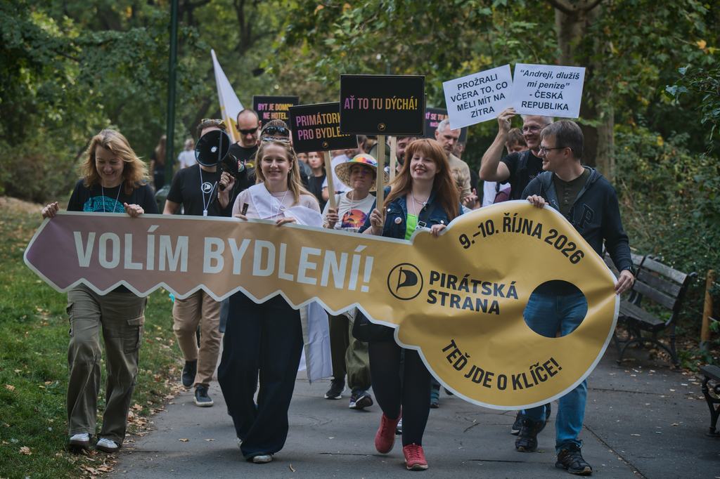 Prahou prošel Pochod pro bydlení v čele s Terezou Nislerovou.